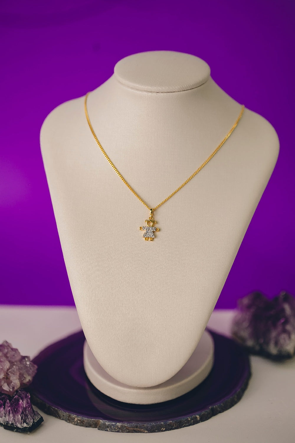COLAR COM PINGENTE UMA MENINA DETALHADO FOLHEADO A OURO 18K