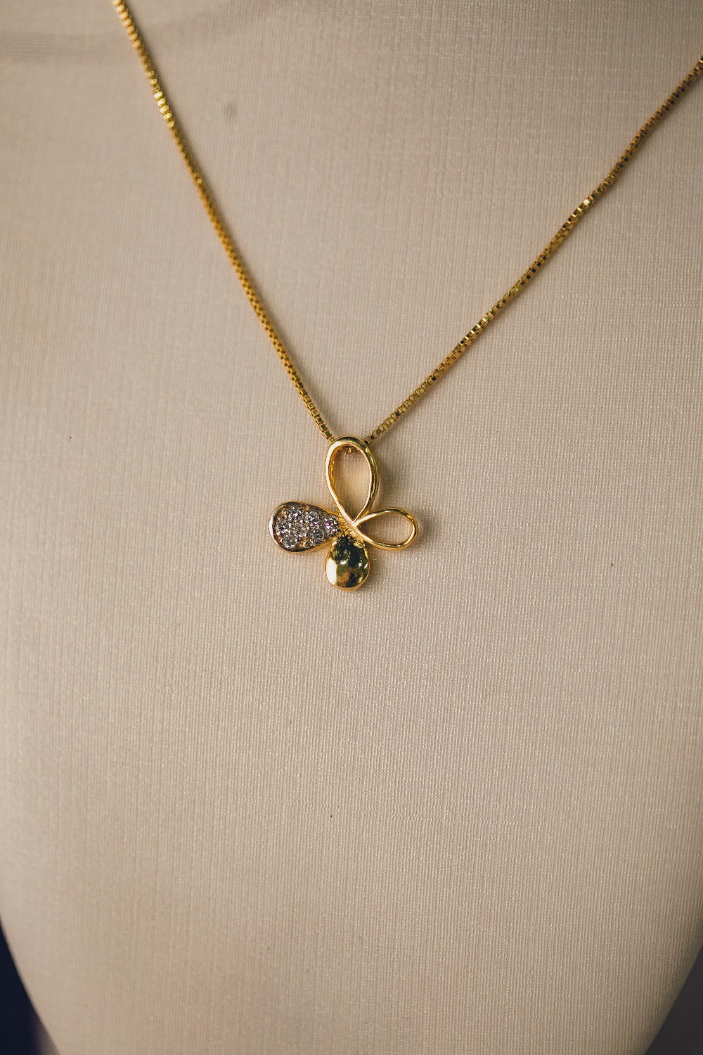 COLAR DE BORBOLETA COM DETALHES FOLHEADO A OURO 18K