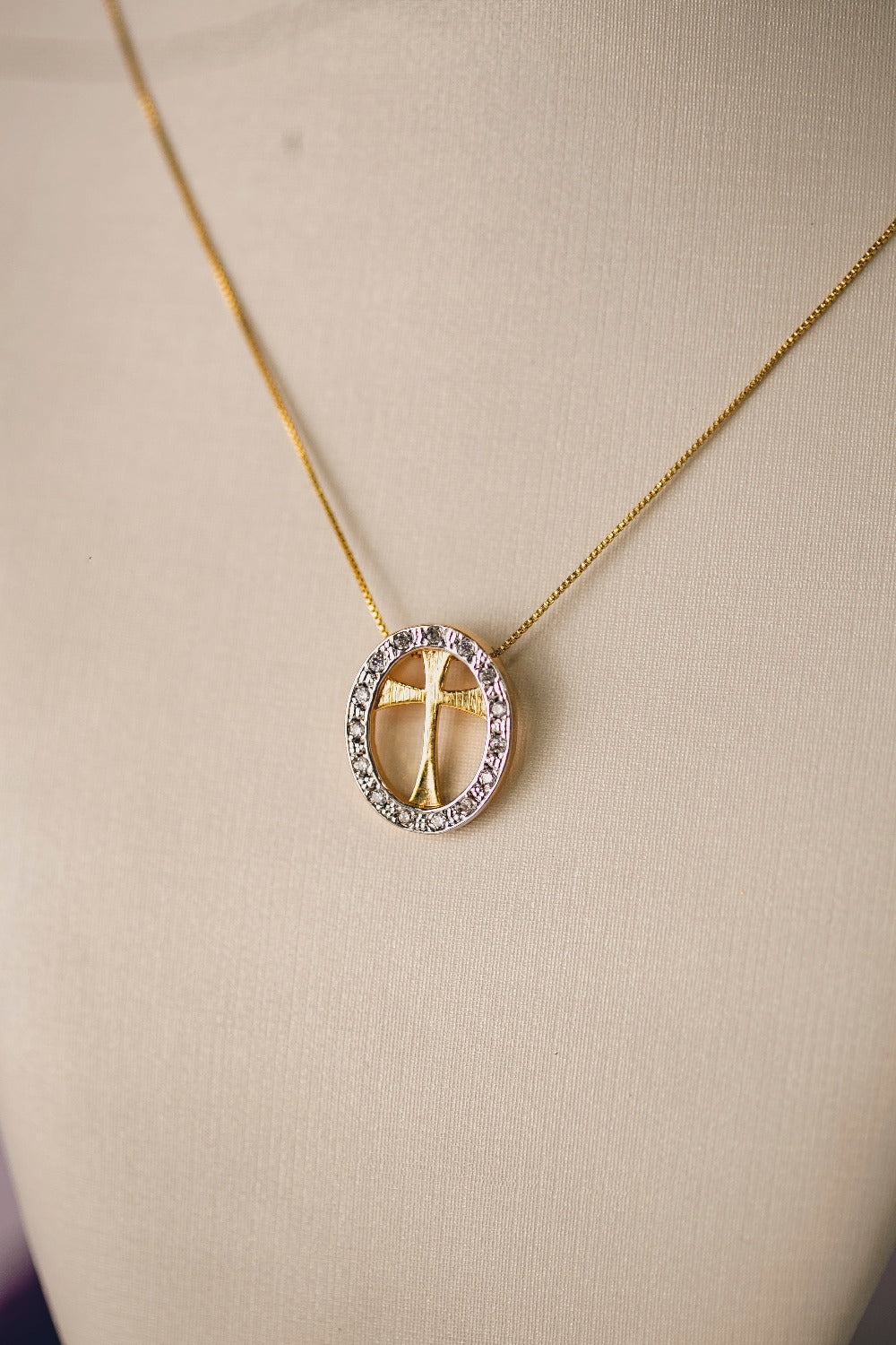 COLAR REDONDO CRAVEJADO COM CRUZ FOLHEADO A OURO 18K