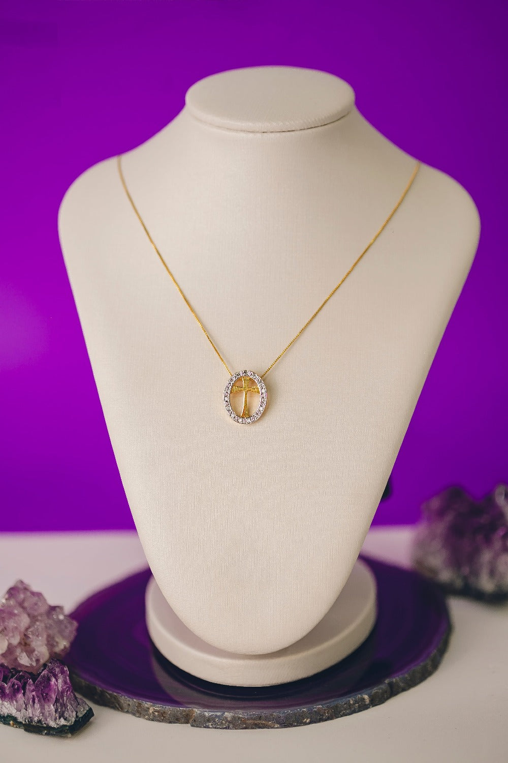 COLAR REDONDO CRAVEJADO COM CRUZ FOLHEADO A OURO 18K