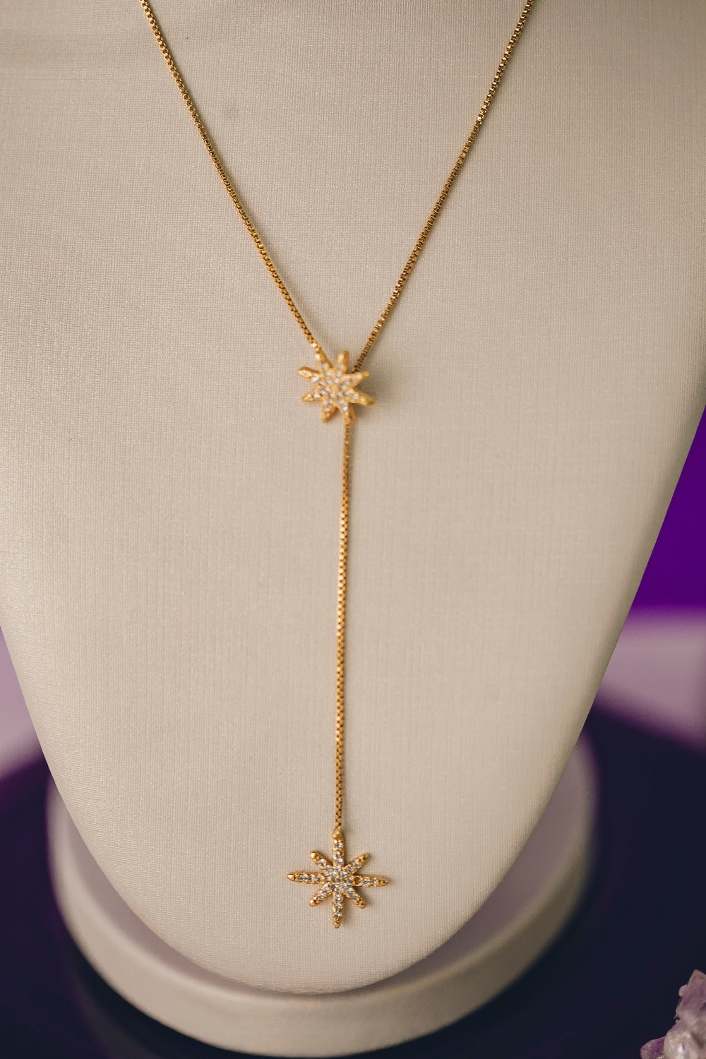 COLAR GRAVATA COM DUAS ESTRELAS CRAVEJADAS DE ZIRCÔNIAS FOLHEADO A OURO 18K
