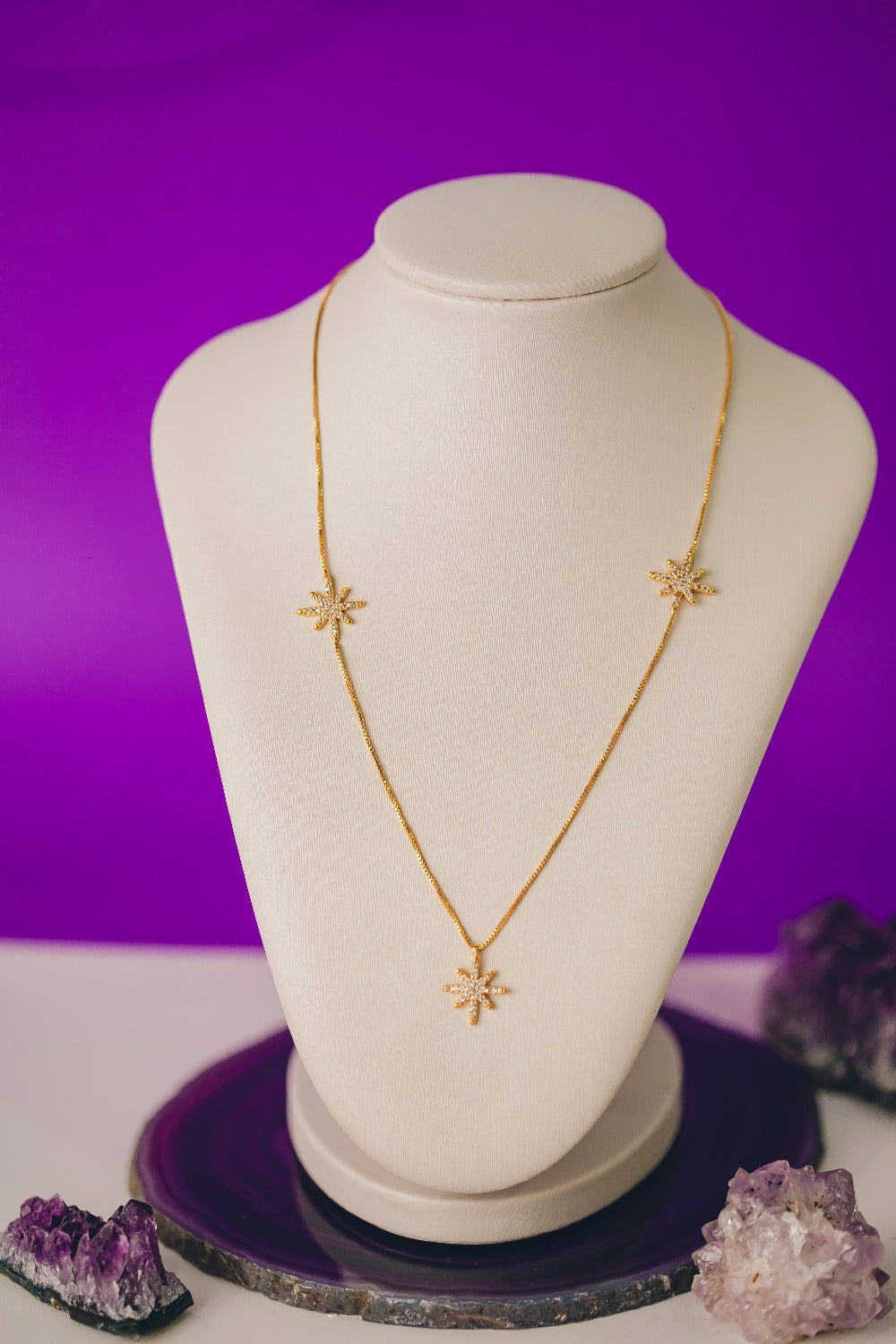 COLAR COM TRÊS ESTRELAS CRAVEJADAS DE ZIRCÔNIAS FOLHEADO A OURO 18K