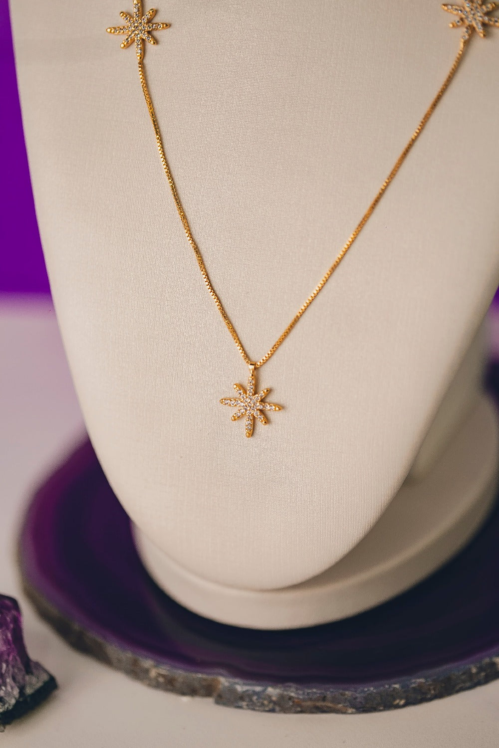 COLAR COM TRÊS ESTRELAS CRAVEJADAS DE ZIRCÔNIAS FOLHEADO A OURO 18K