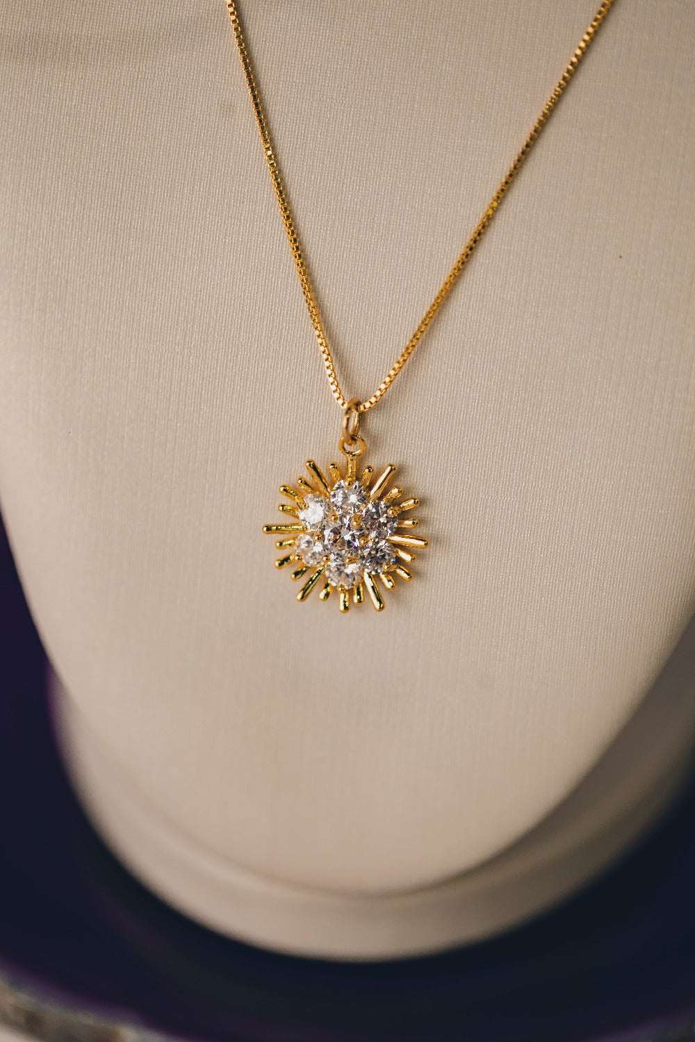 COLAR GIRASSOL CRAVEJADO COM ZIRCÔNIAS FOLHEADO A OURO 18K