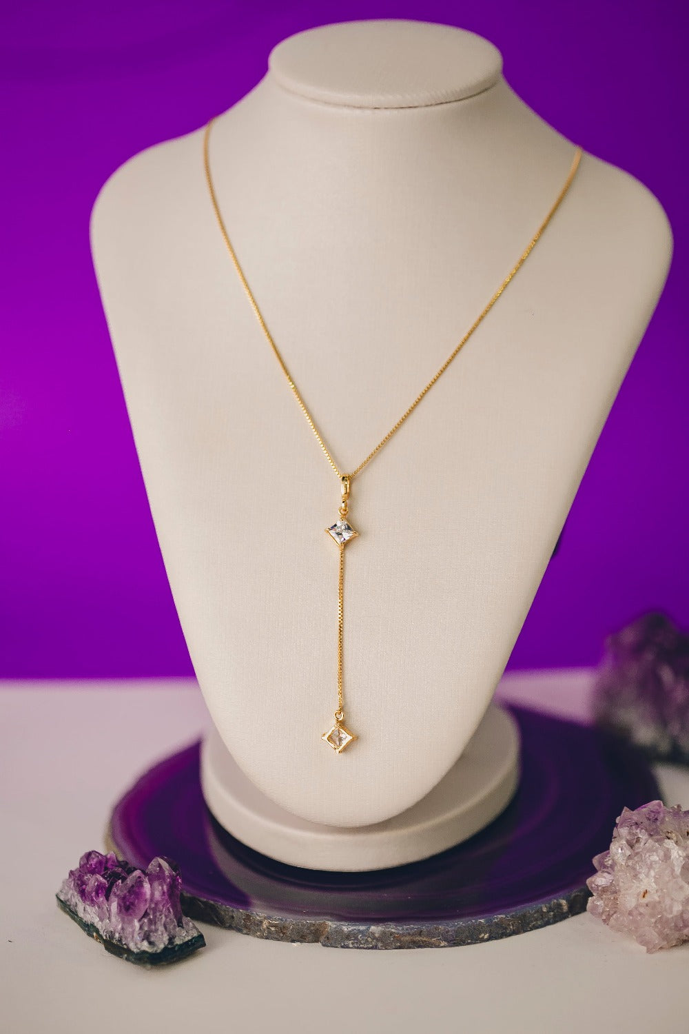 COLAR GRAVATA COM ZIRCÔNIAS CRISTAIS FOLHEADO A OURO 18K