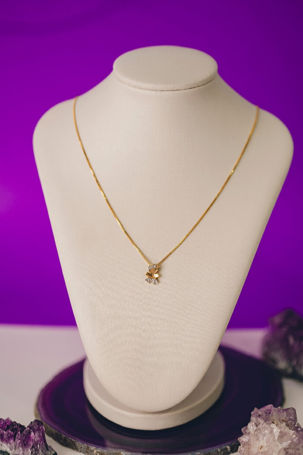 COLAR PINGENTE MENINO COM DETALHE CRAVEJADO DE ZIRCÔNIAS FOLHEADO A OURO 18K