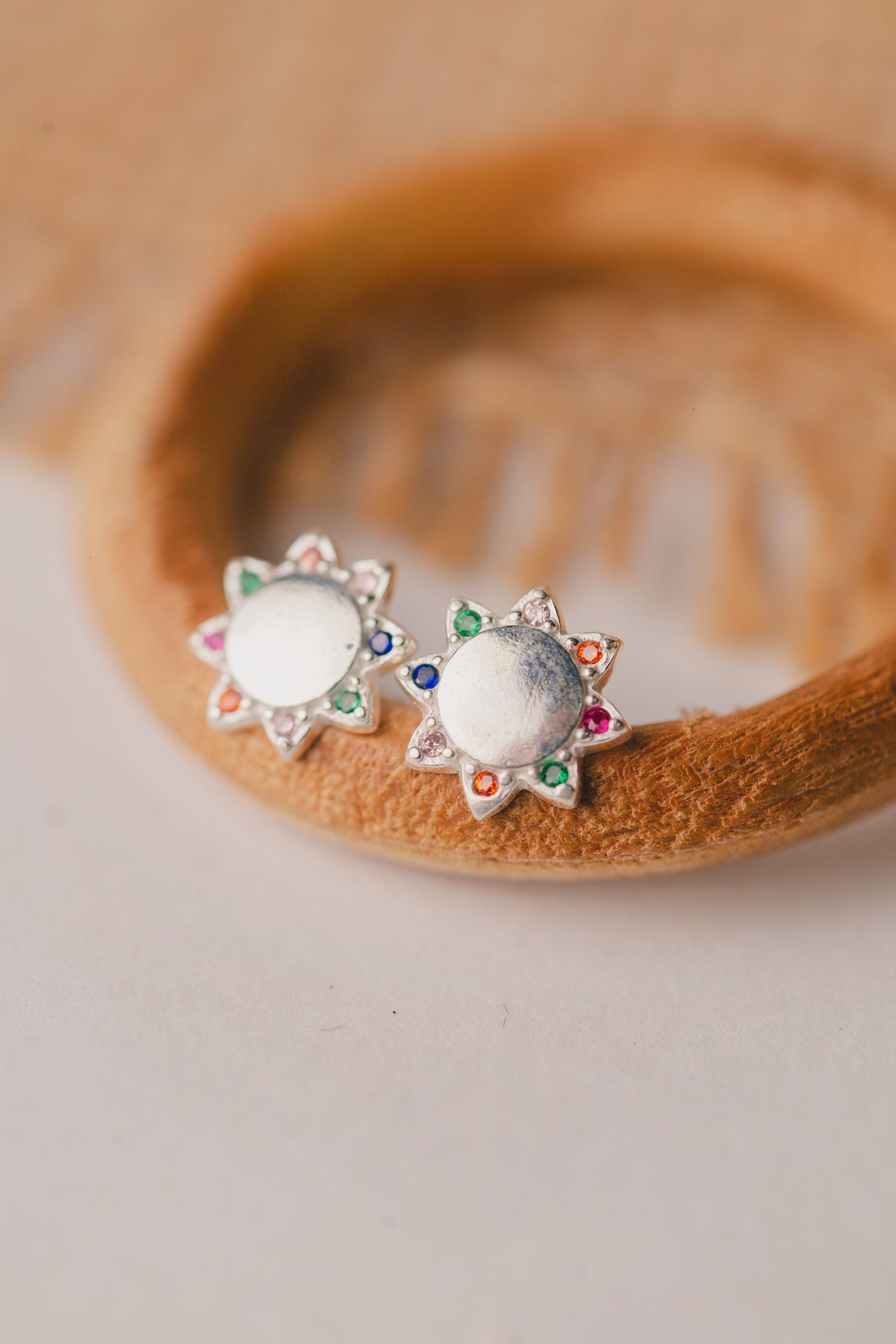 BRINCO DE PRATA SOL CRAVEJADO COM ZIRCÔNIAS COLORIDAS