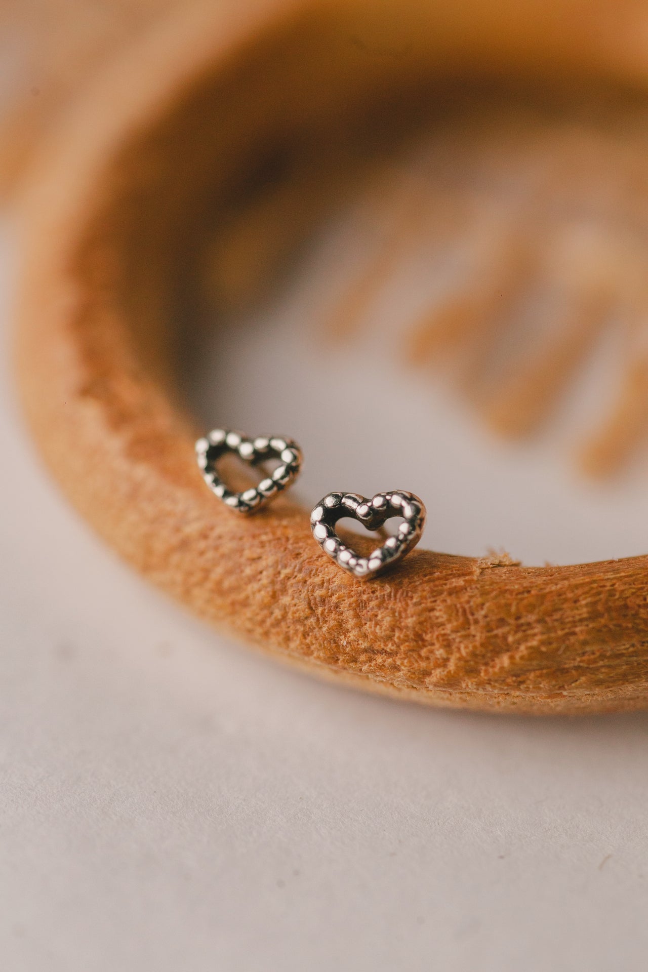 BRINCO DE PRATA CORAÇÃO VAZADO PEQUENO