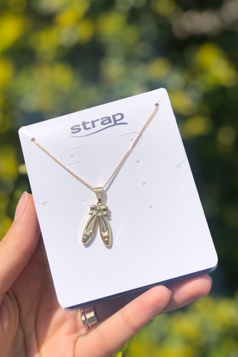 COLAR COM PINGENTE DE SAPATILHA DE BALÉ FOLHEADO A OURO 18K