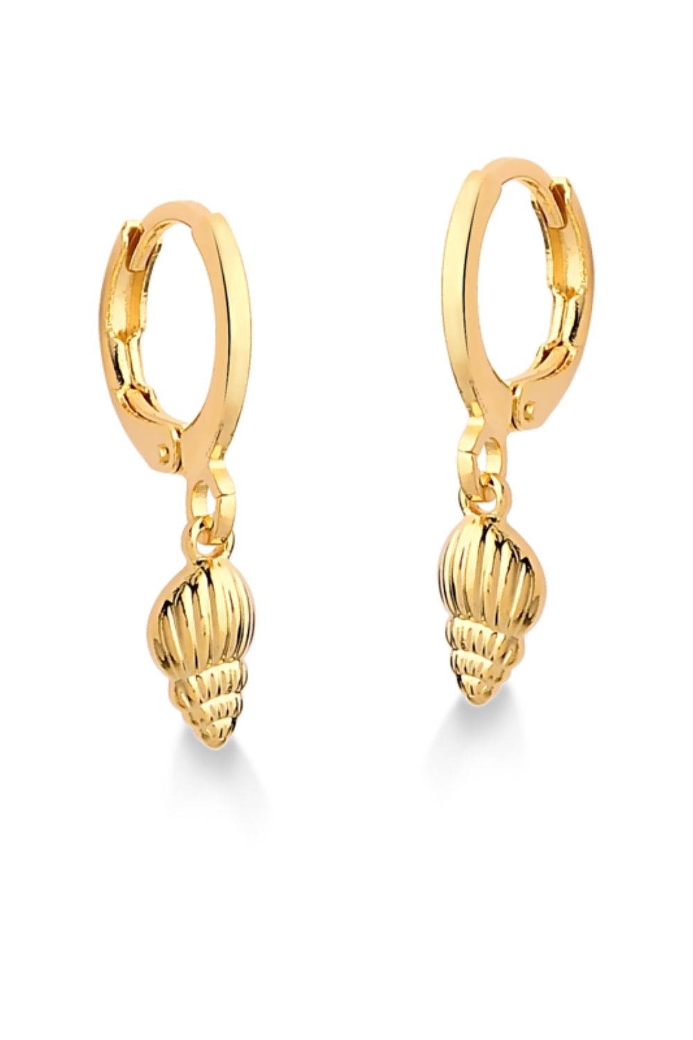 BRINCO DE ARGOLA FECHADA COM CARAMUJO PEQUENO FOLHEADO A OURO 18K