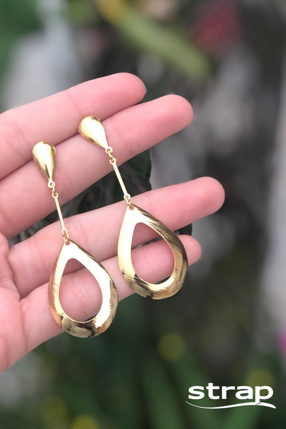 BRINCO COM PINGENTE DE GOTA FOLHEADO A OURO 18K