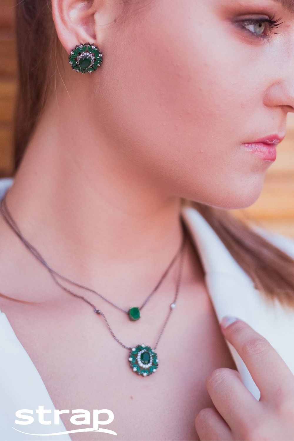 COLAR COM ZIRCÔNIAS E PINGENTE DE ESMERALDA COLOMBIANA FOLHEADO A RÓDIO NEGRO