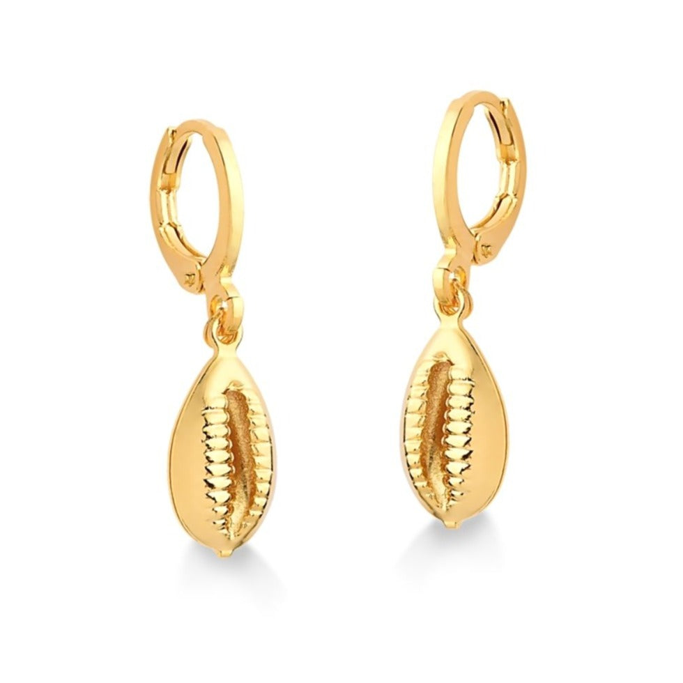 BRINCO DE ARGOLA FECHADA COM BÚZIO PEQUENO FOLHEADO A OURO 18K