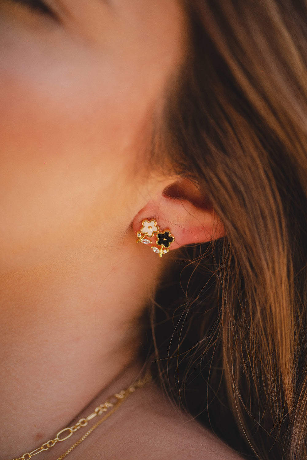 BRINCO MINI FLOR PEROLADA BRANCA FOLHEADO A OURO 18K
