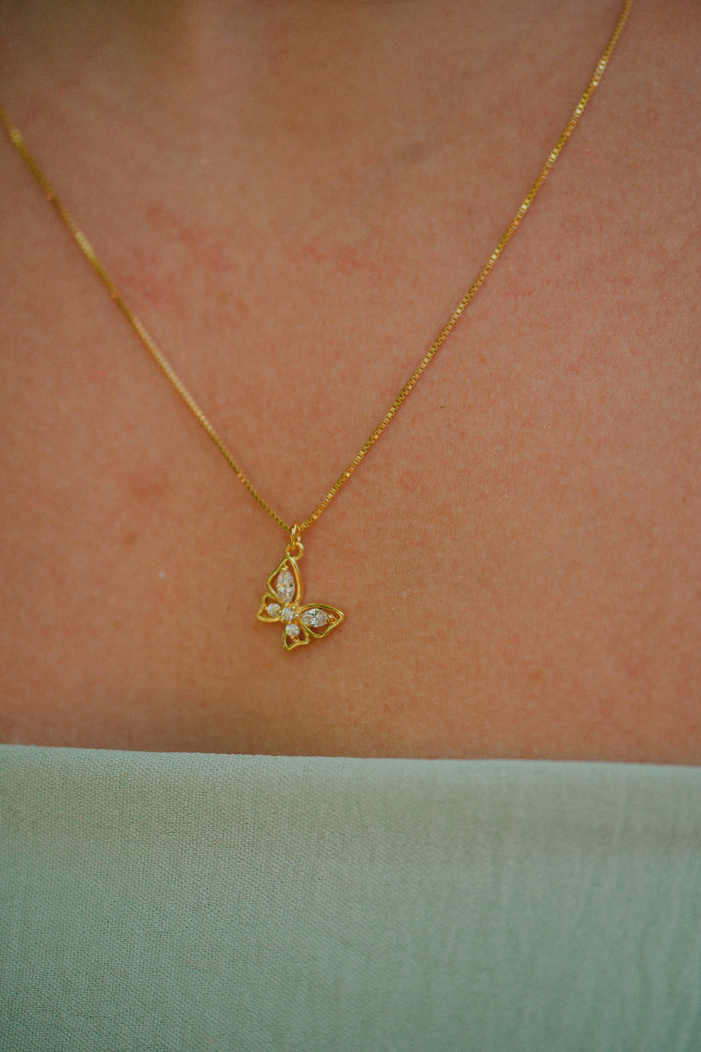 COLAR DUPLO COM ELOS E PINGENTE BORBOLETA FOLHEADO A OURO 18K