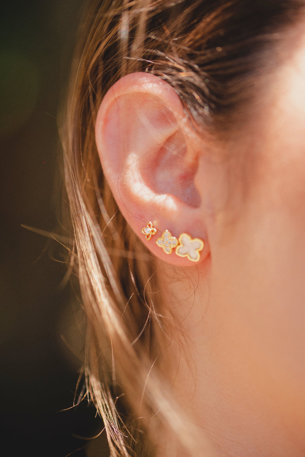 BRINCO TRIO DE TREVOS CRAVEJADOS E PEROLADO FOLHEADO A OURO 18K