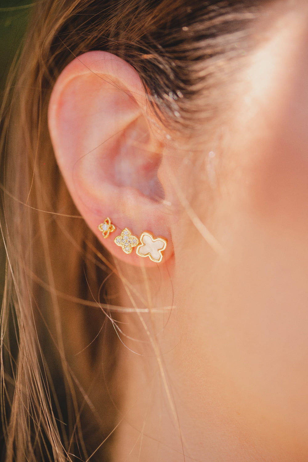 BRINCO TRIO DE TREVOS CRAVEJADOS E PEROLADO FOLHEADO A OURO 18K