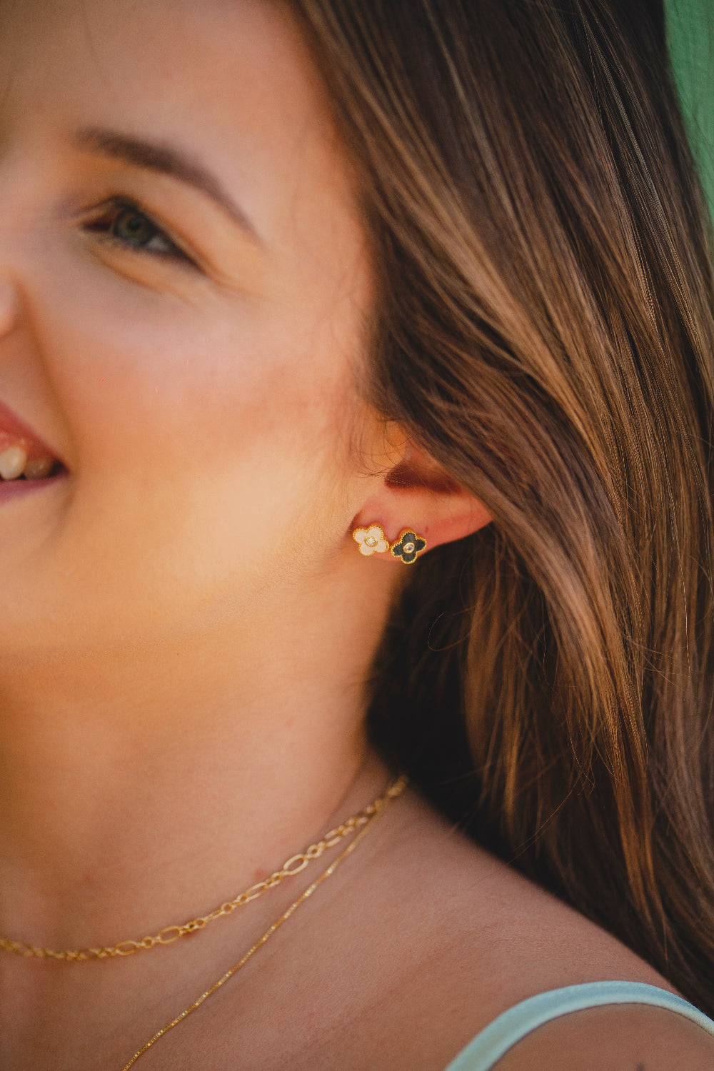 BRINCO TREVO BRANCO COM ZIRCÔNIA FOLHEADO A OURO 18K