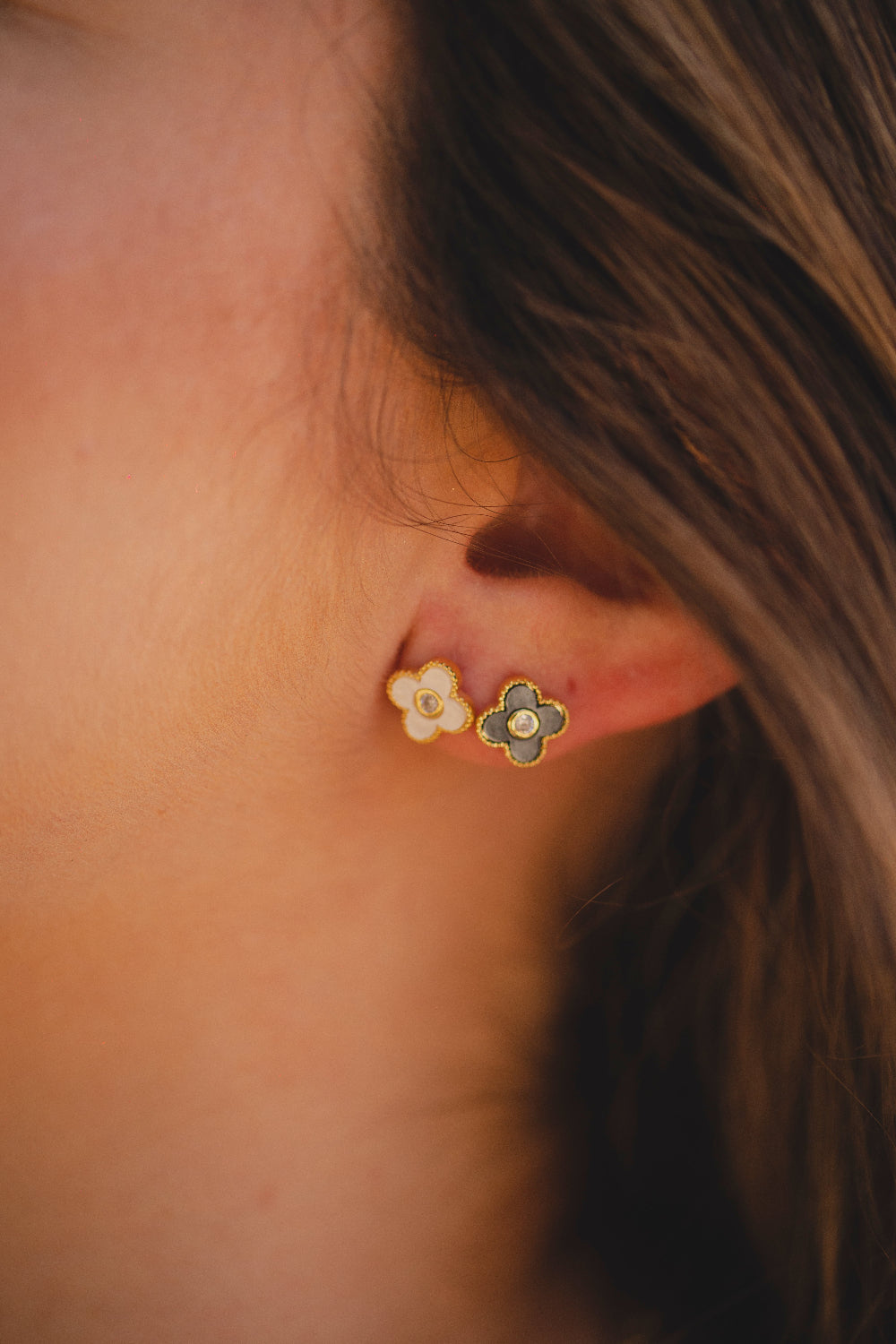BRINCO TREVO BRANCO COM ZIRCÔNIA FOLHEADO A OURO 18K