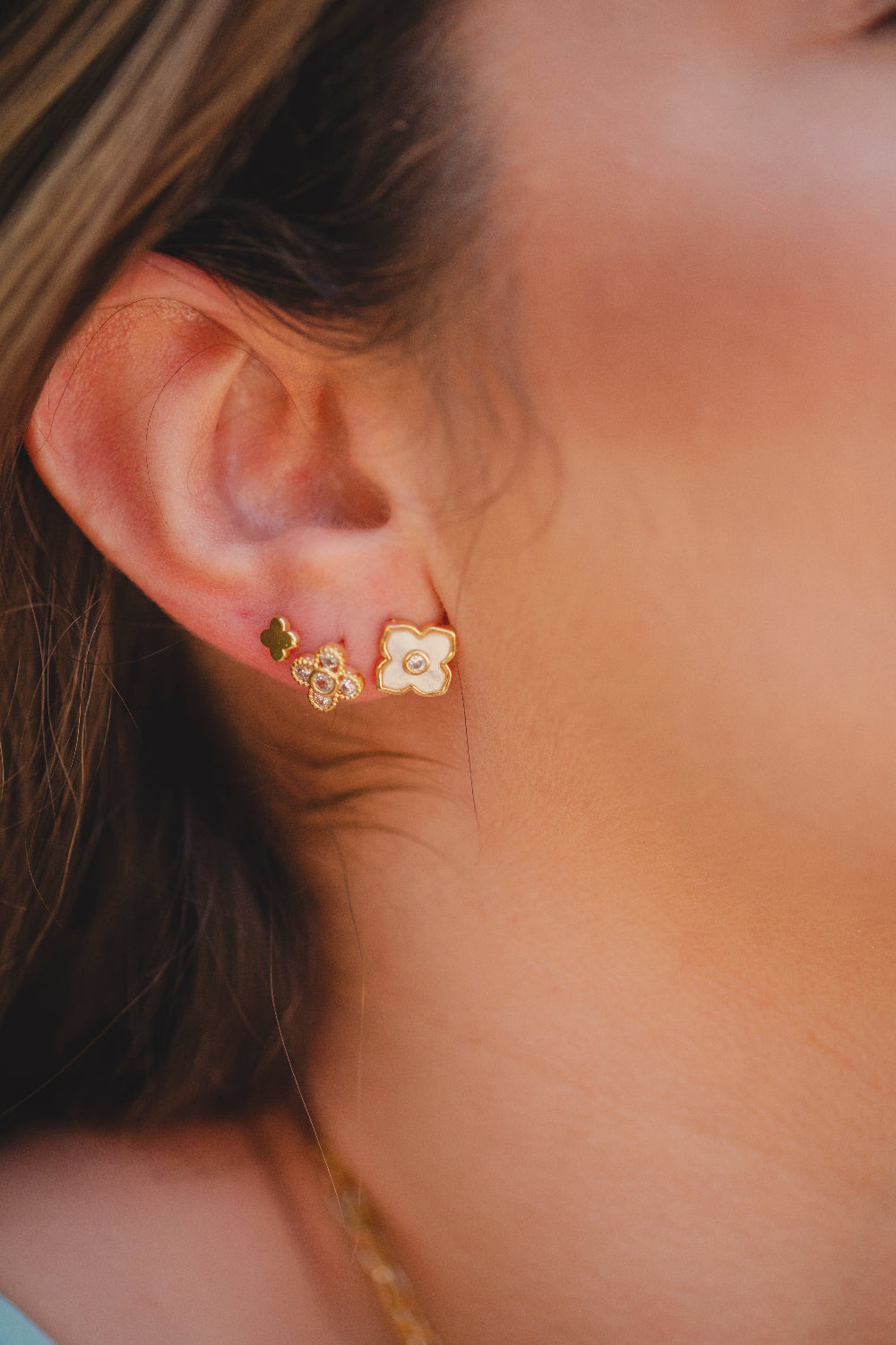 BRINCO TRIO QUADRADO COM ZIRCÓNIAS, MADRE PÉROLA E LISO FOLHEADO A OURO 18K