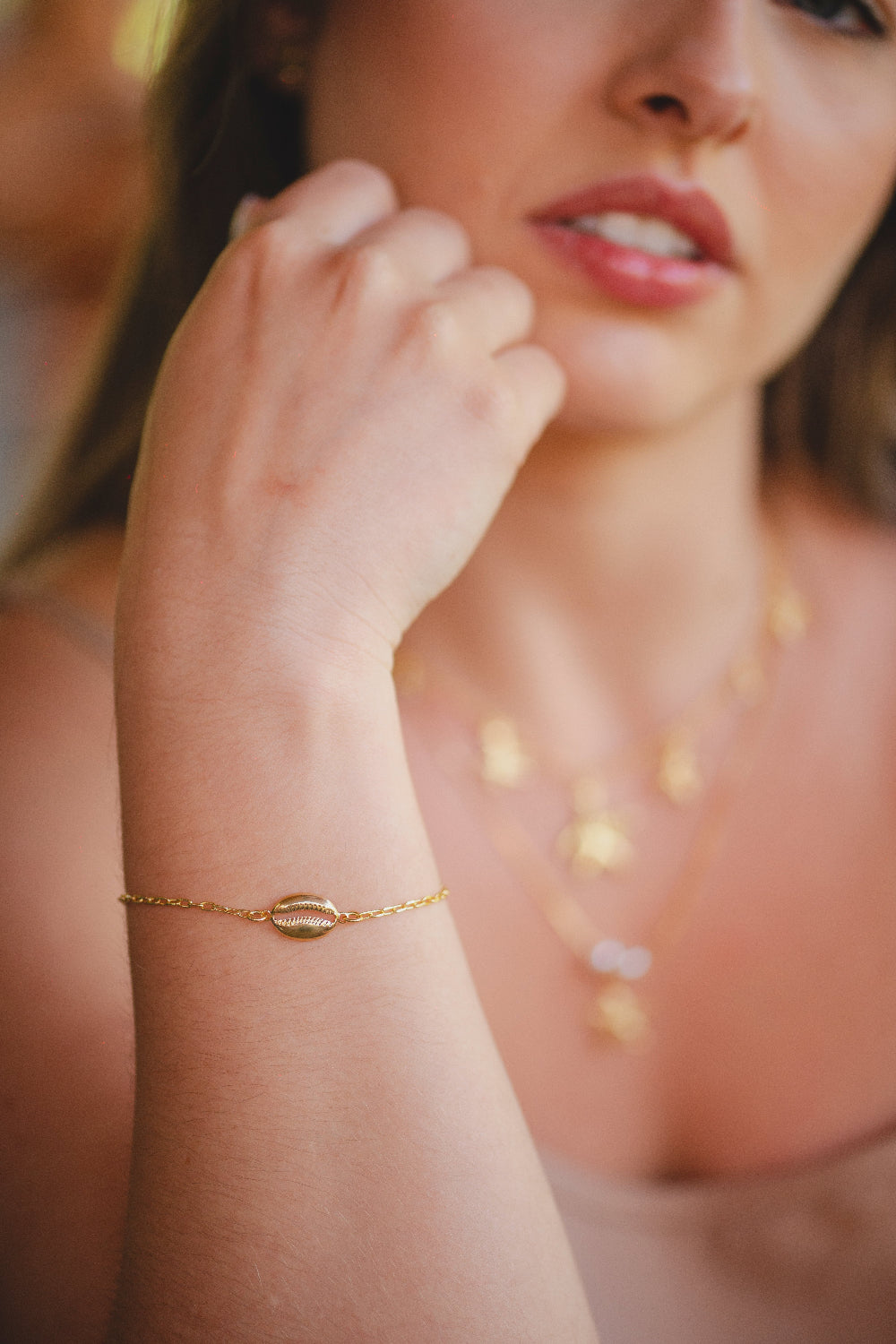 PULSEIRA COM BÚZIOS FOLHEADO A OURO 18K