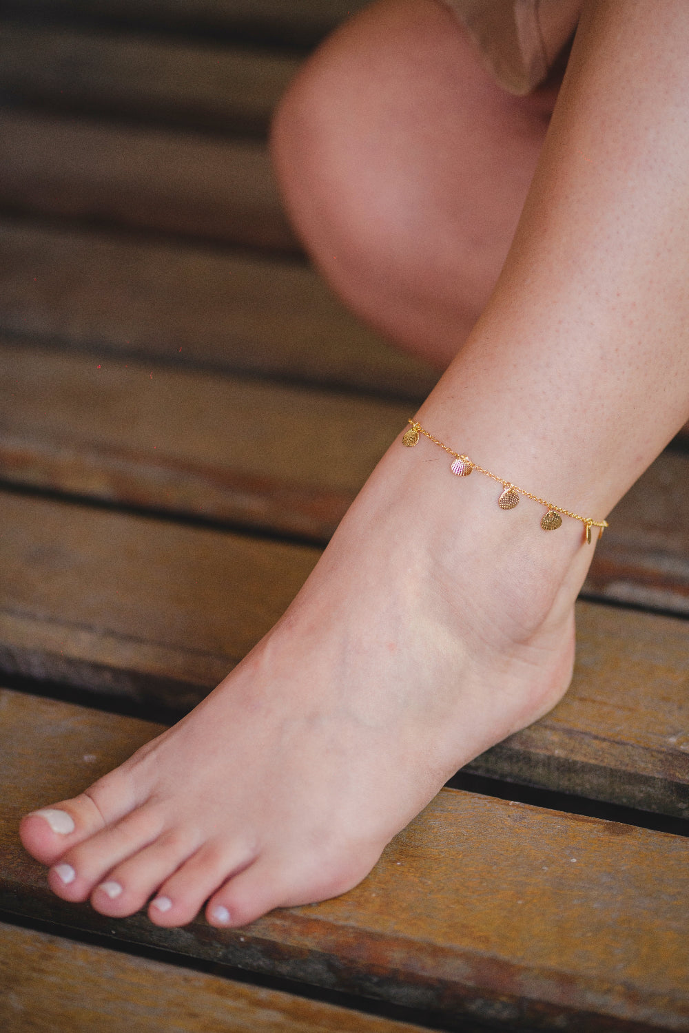 TORNOZELEIRA COM CONCHAS TEXTURIZADAS FOLHEADO A OURO 18K