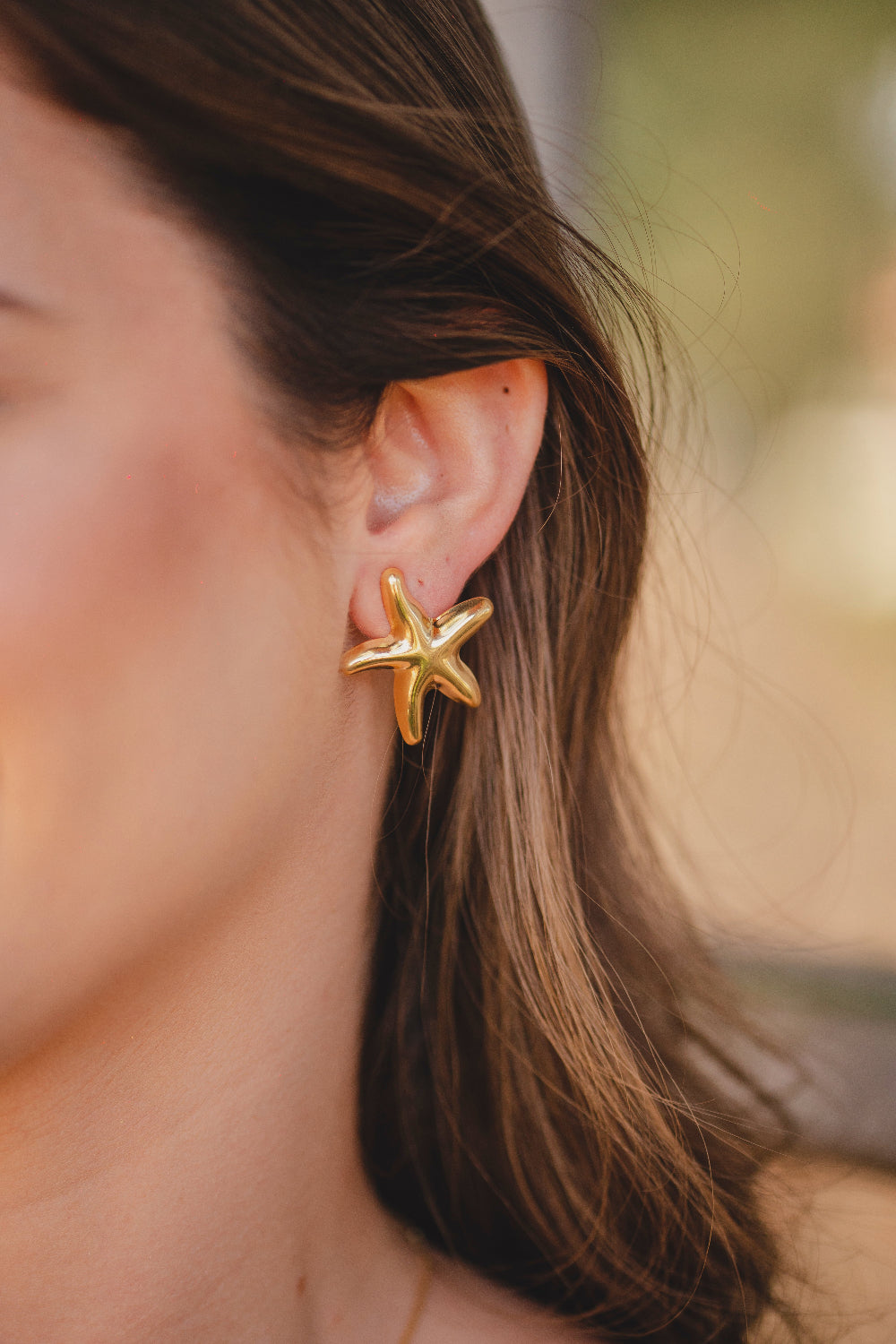 BRINCO ESTRELA DO MAR ORGÂNICA LISA FOLHEADO A OURO 18K
