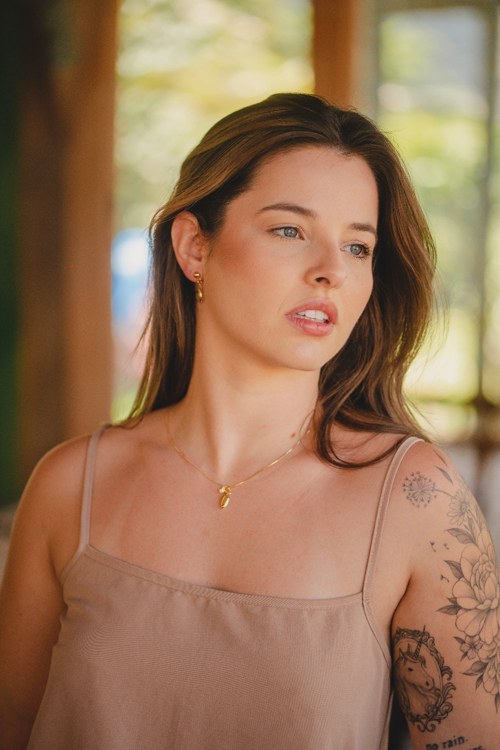 COLAR LISO COM PINGENTE DE BÚZIO FOLHEADO A OURO 18K