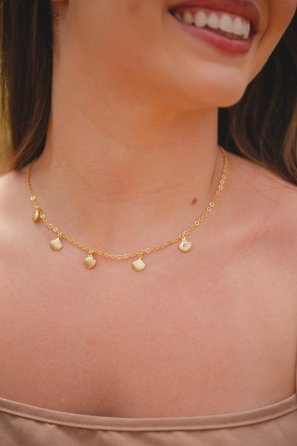 COLAR COM PINGENTES CONCHA DO MAR COM PERÓLA FOLHEADO A OURO 18K