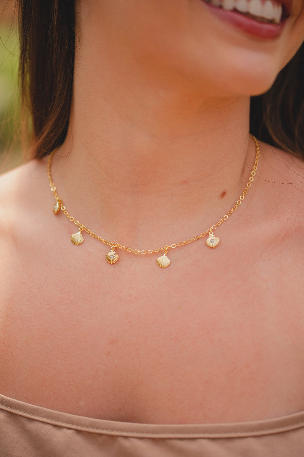 COLAR COM PINGENTES CONCHA DO MAR COM PERÓLA FOLHEADO A OURO 18K