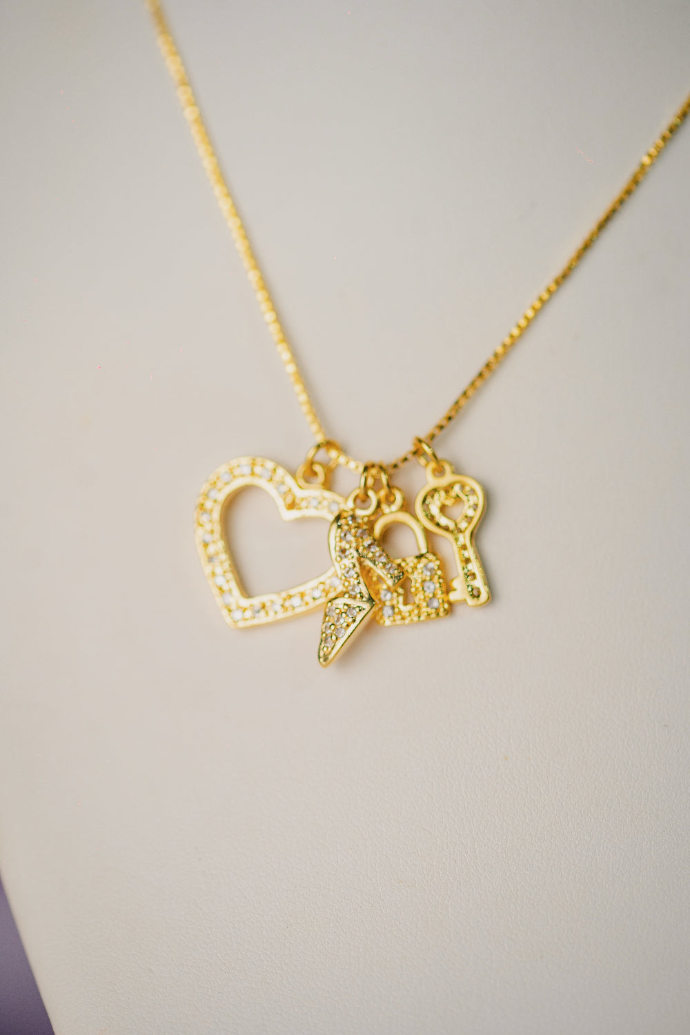 COLAR OUTLET FOLHEADO A OURO 18K