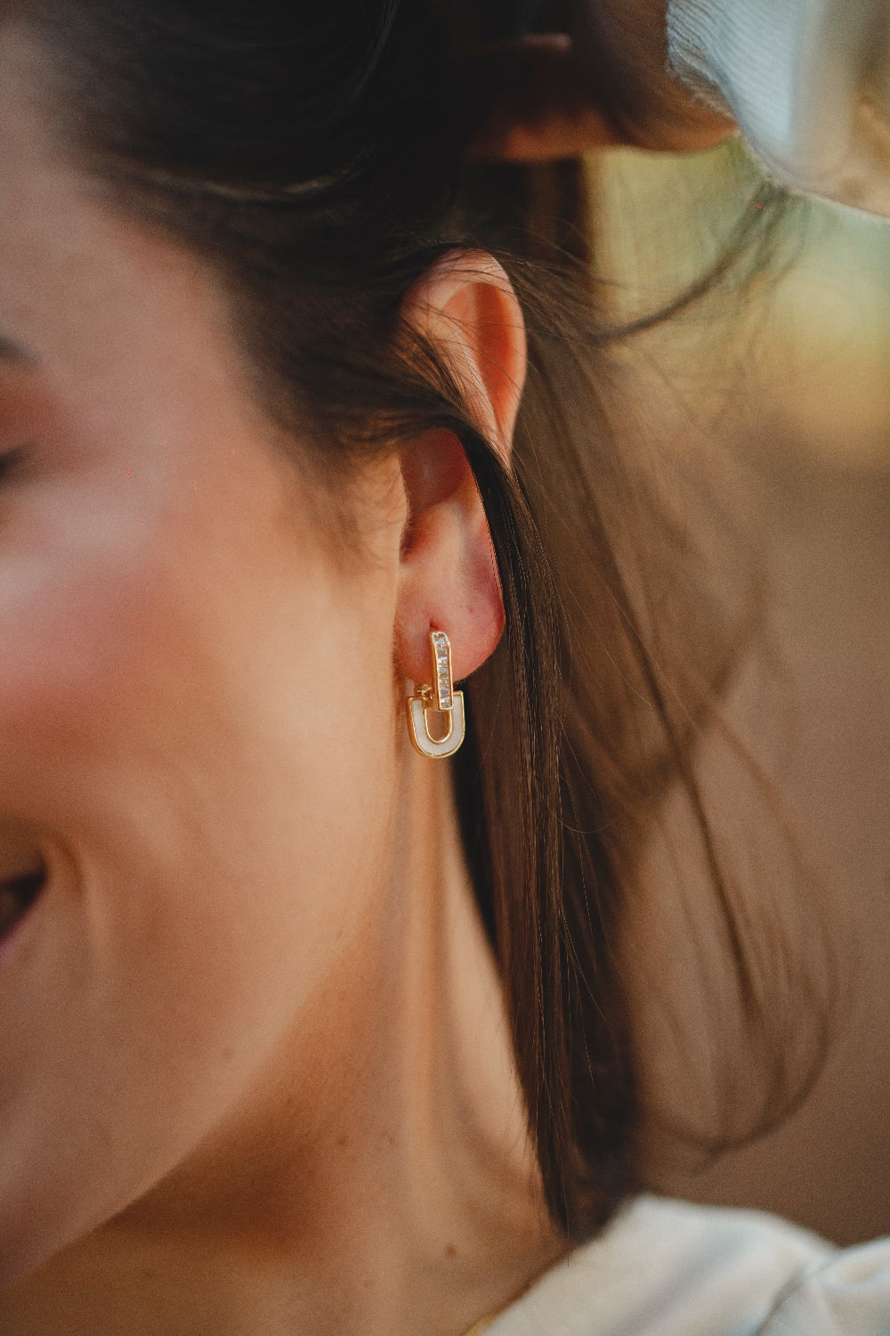 BRINCO ARGOLA QUADRADA COM ZIRCÔNIAS E DETALHE EM U FOLHEADO A OURO 18K