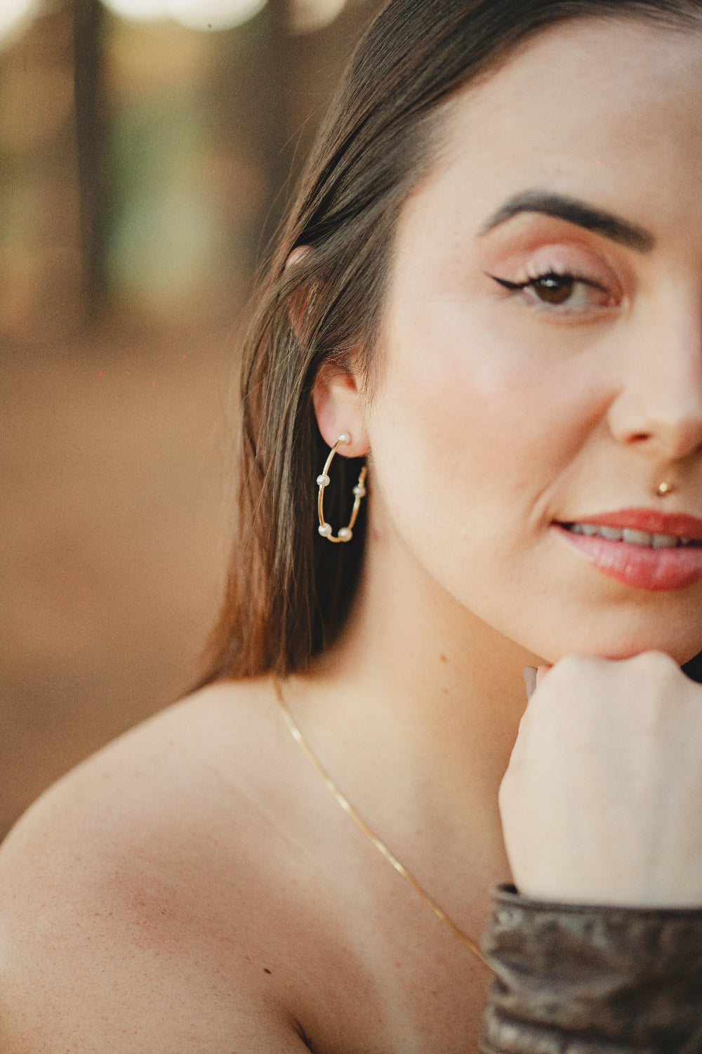 BRINCO ARGOLA COM PÉROLAS PEQUENAS FOLHEADO A OURO 18K