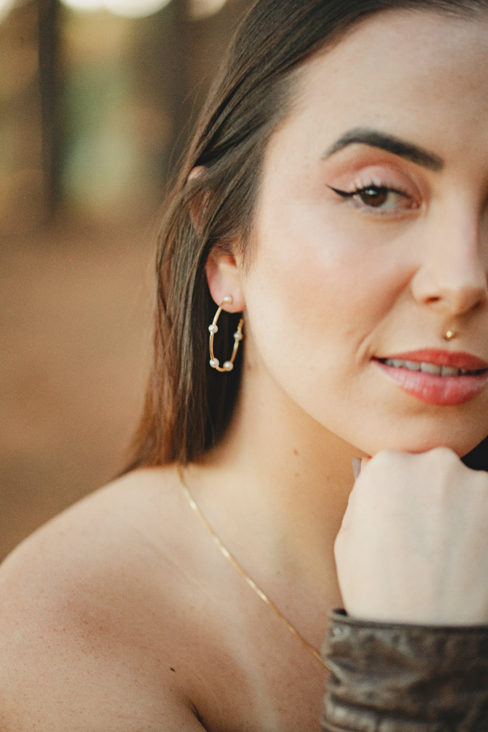 BRINCO ARGOLA COM PÉROLAS PEQUENAS FOLHEADO A OURO 18K