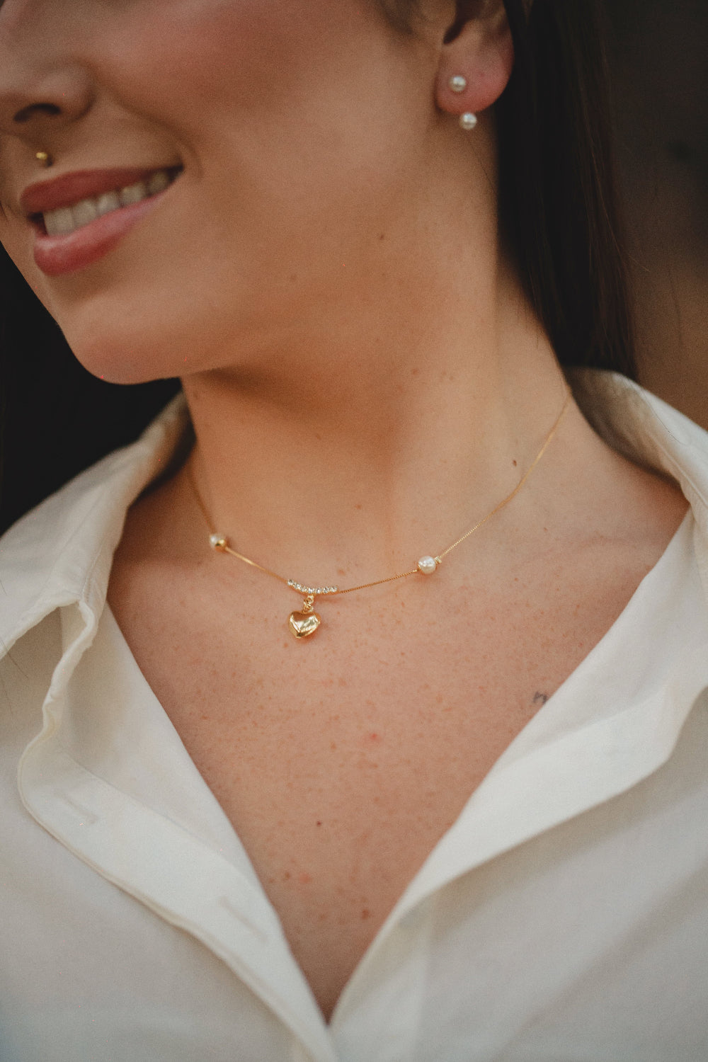 COLAR DE PEROLAS COM ZIRCÔNIAS E CORAÇÃO FOLHEADO A OURO 18K