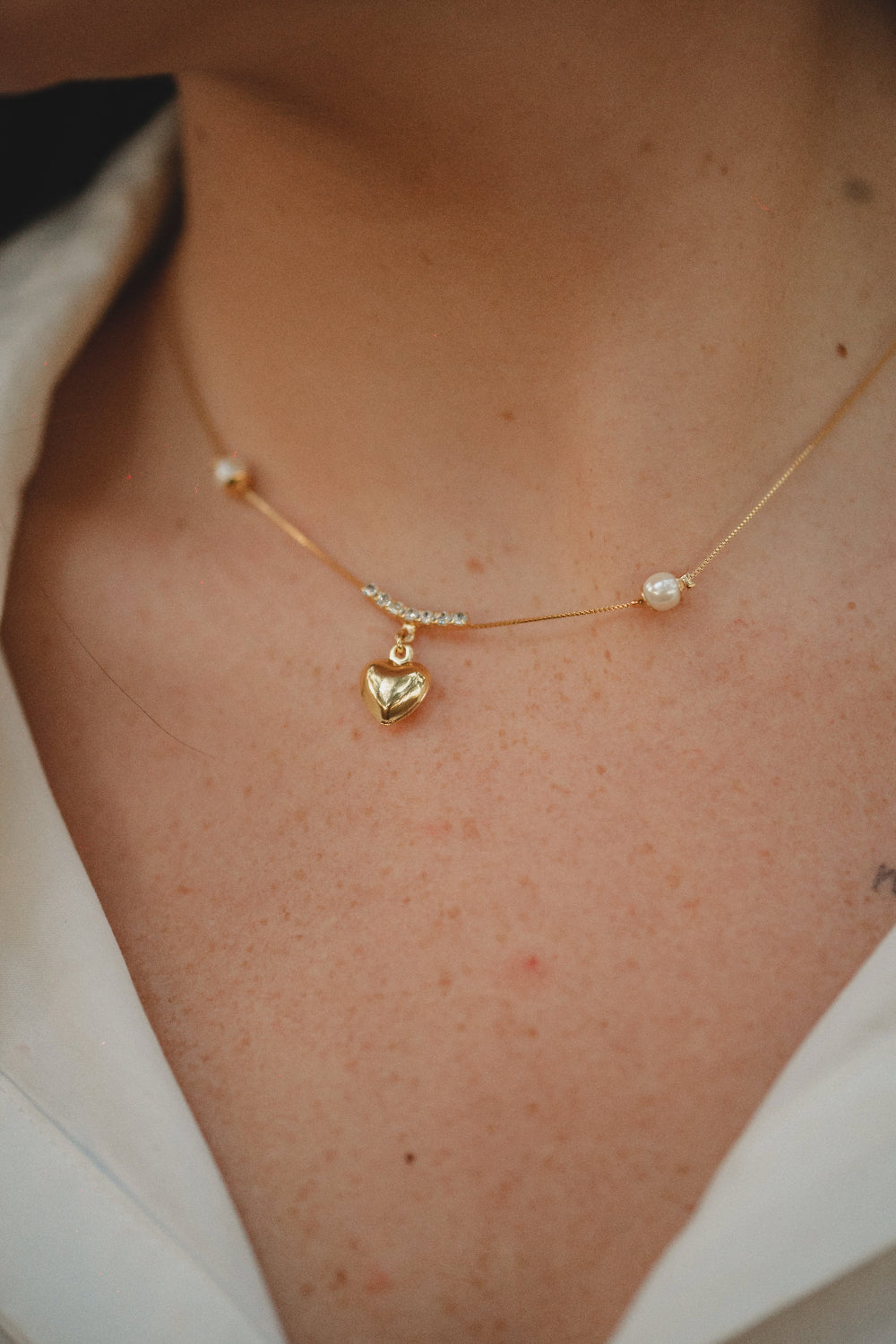 COLAR DE PEROLAS COM ZIRCÔNIAS E CORAÇÃO FOLHEADO A OURO 18K