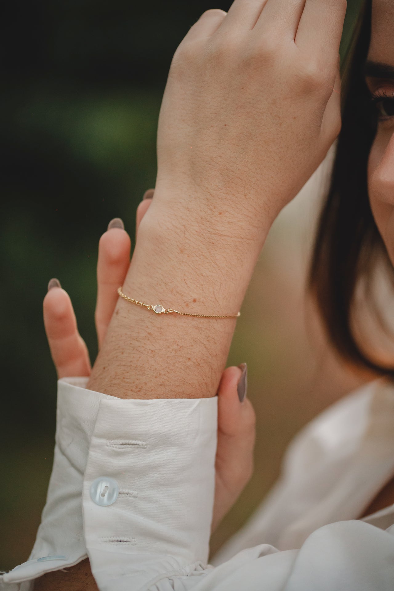 PULSEIRA LISA COM ELOS E ZIRCÔNIAS FOLHEADO A OURO 18K