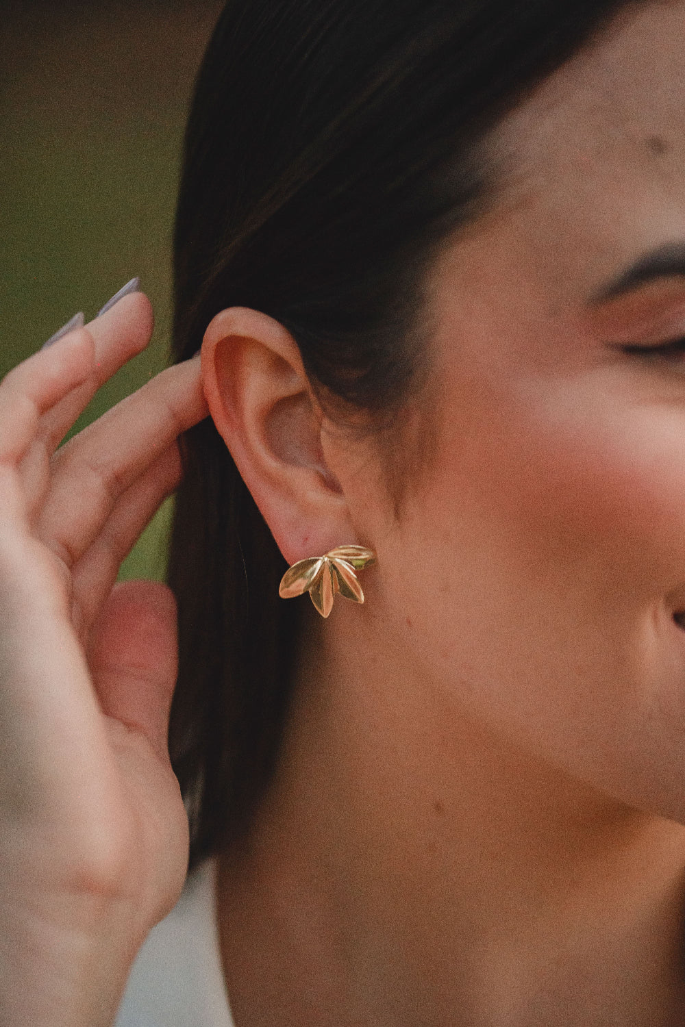 BRINCO DE FLOR COM DETALHES LISOS FOLHEADO A OURO 18K