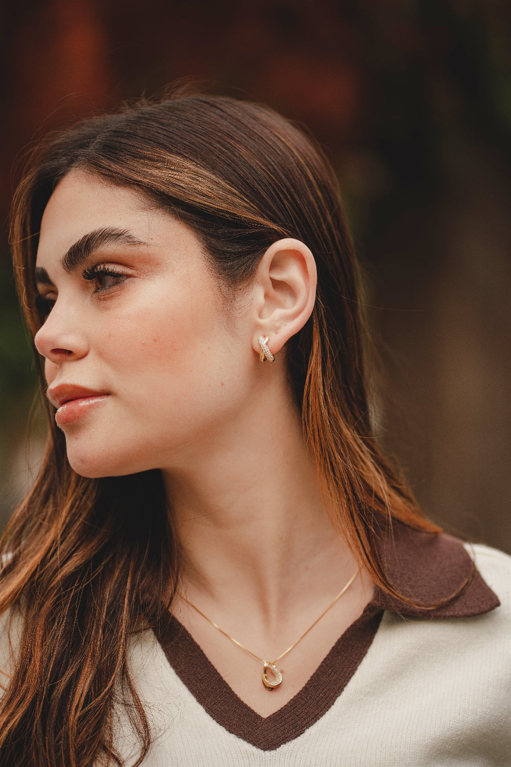 BRINCO ARGOLA CLICK EM XIS COM ZIRCÔNIAS FOLHEADO A OURO 18K