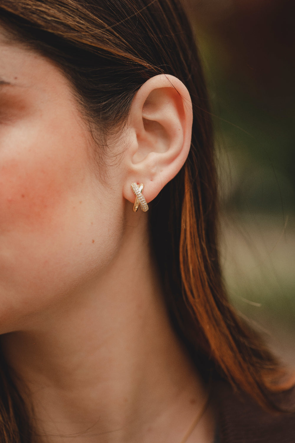 BRINCO ARGOLA CLICK EM XIS COM ZIRCÔNIAS FOLHEADO A OURO 18K