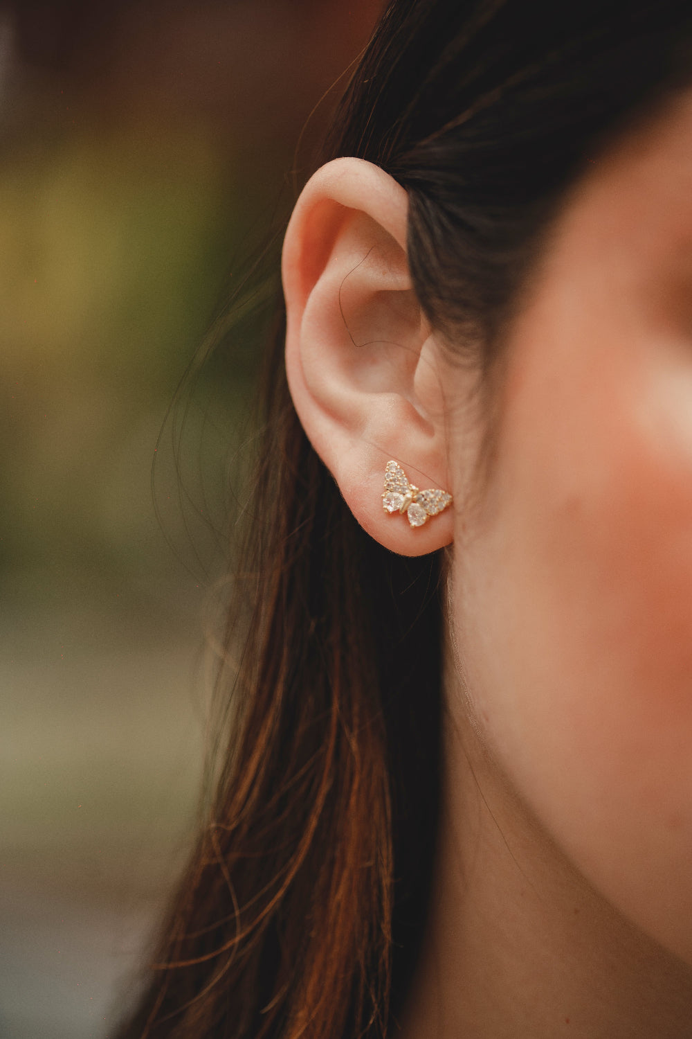 BRINCO BORBOLETA DELICADA COM ZIRCÔNIAS FOLHEADO A OURO 18K