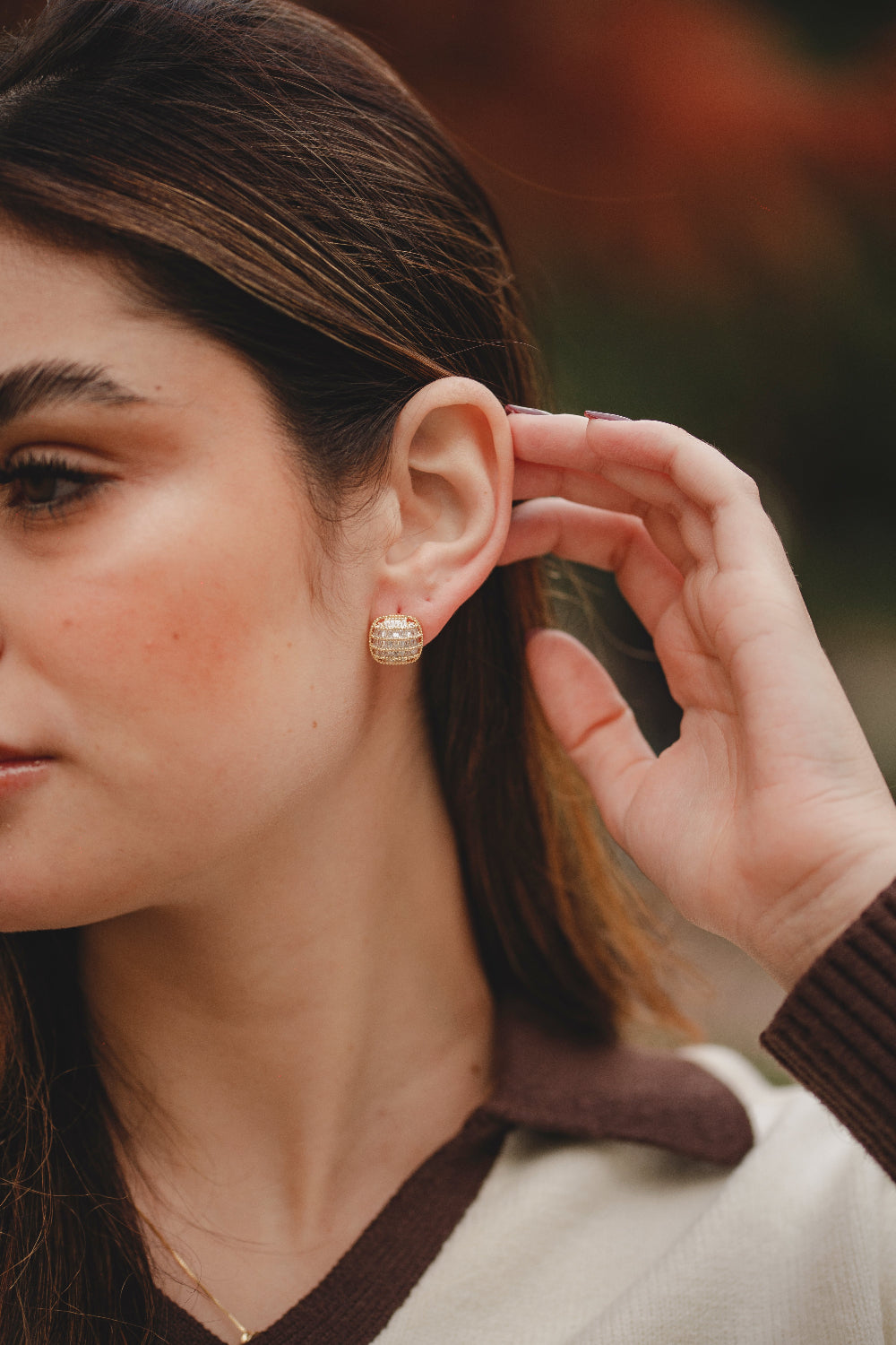 BRINCO QUADRADO COM CINCO FILEIRAS DE ZIRCÔNIA FOLHEADO A OURO 18K