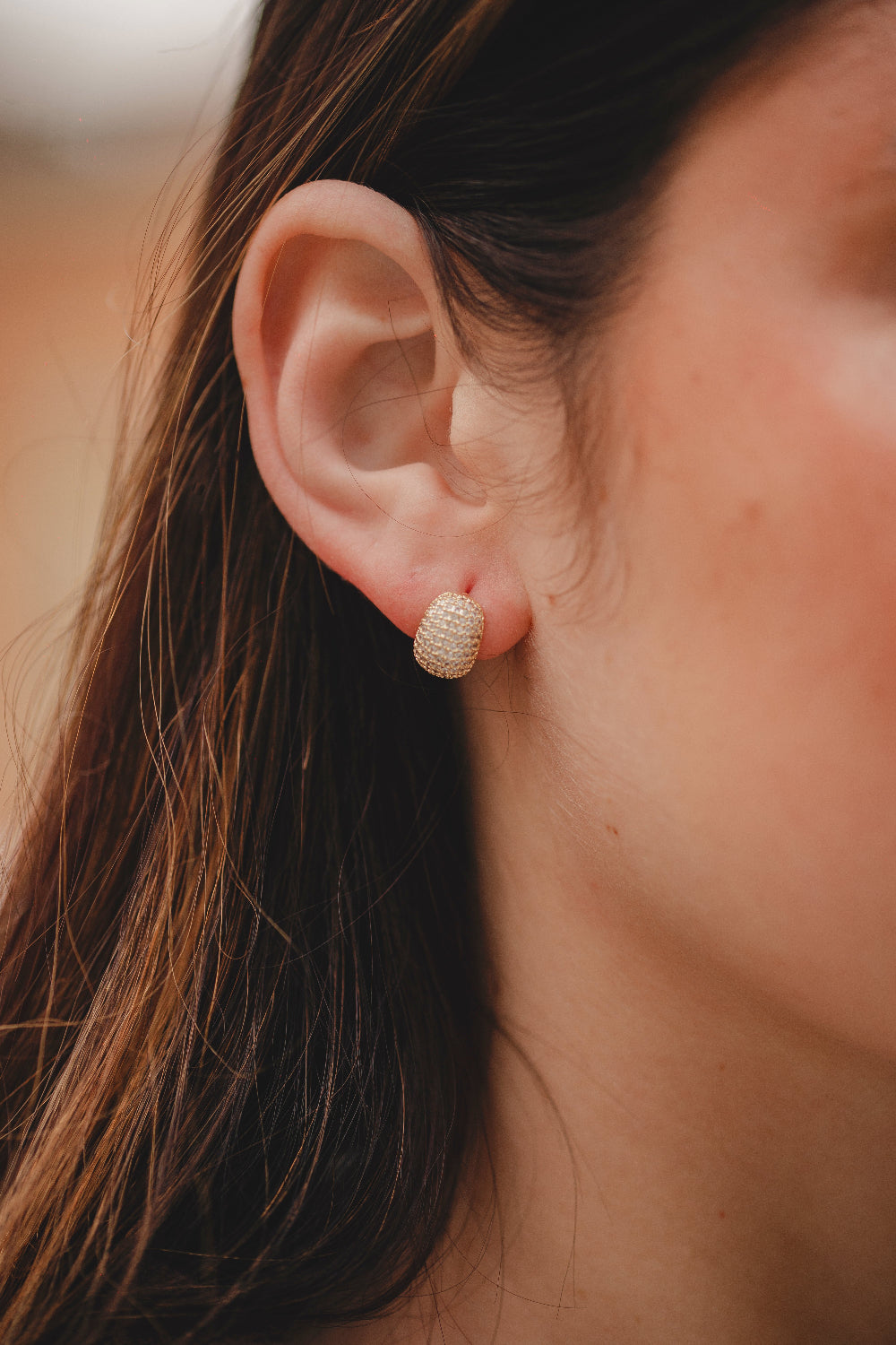 BRINCO GOTA CRAVEJADA FOLHEADO A OURO 18K