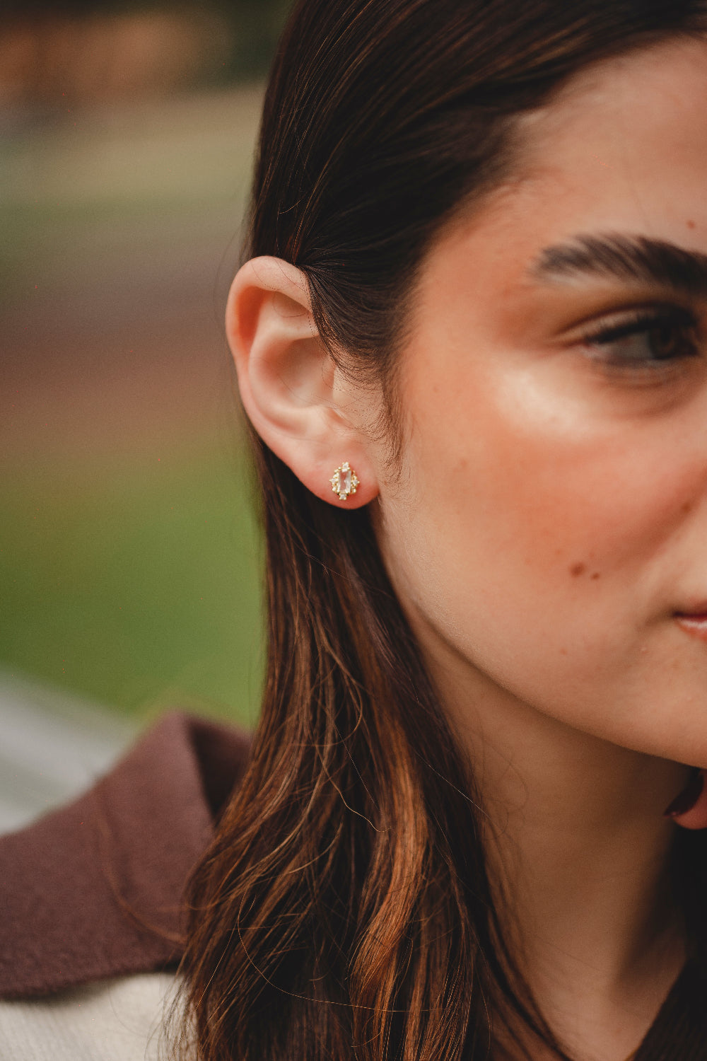 BRINCO DELICADO COM ZIRCÔNIAS FOLHEADO A OURO 18K