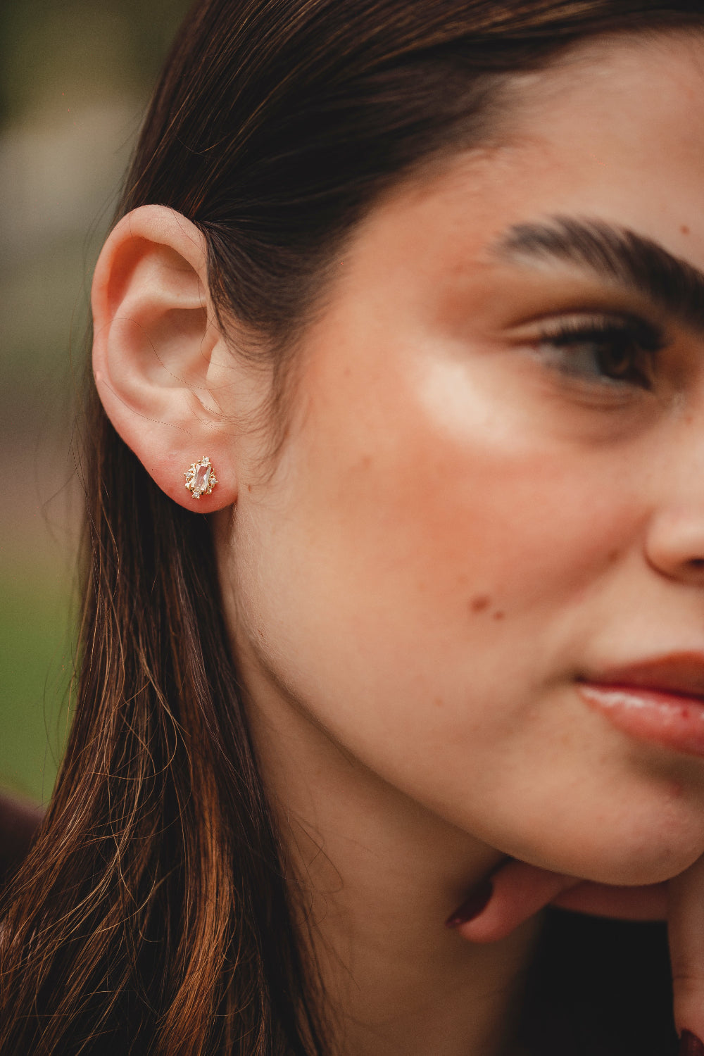 BRINCO DELICADO COM ZIRCÔNIAS FOLHEADO A OURO 18K