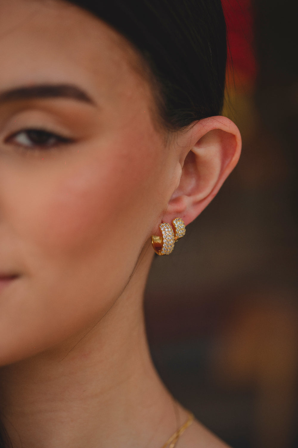 BRINCO ARGOLA CRAVEJADA P FOLHEADO A OURO 18K