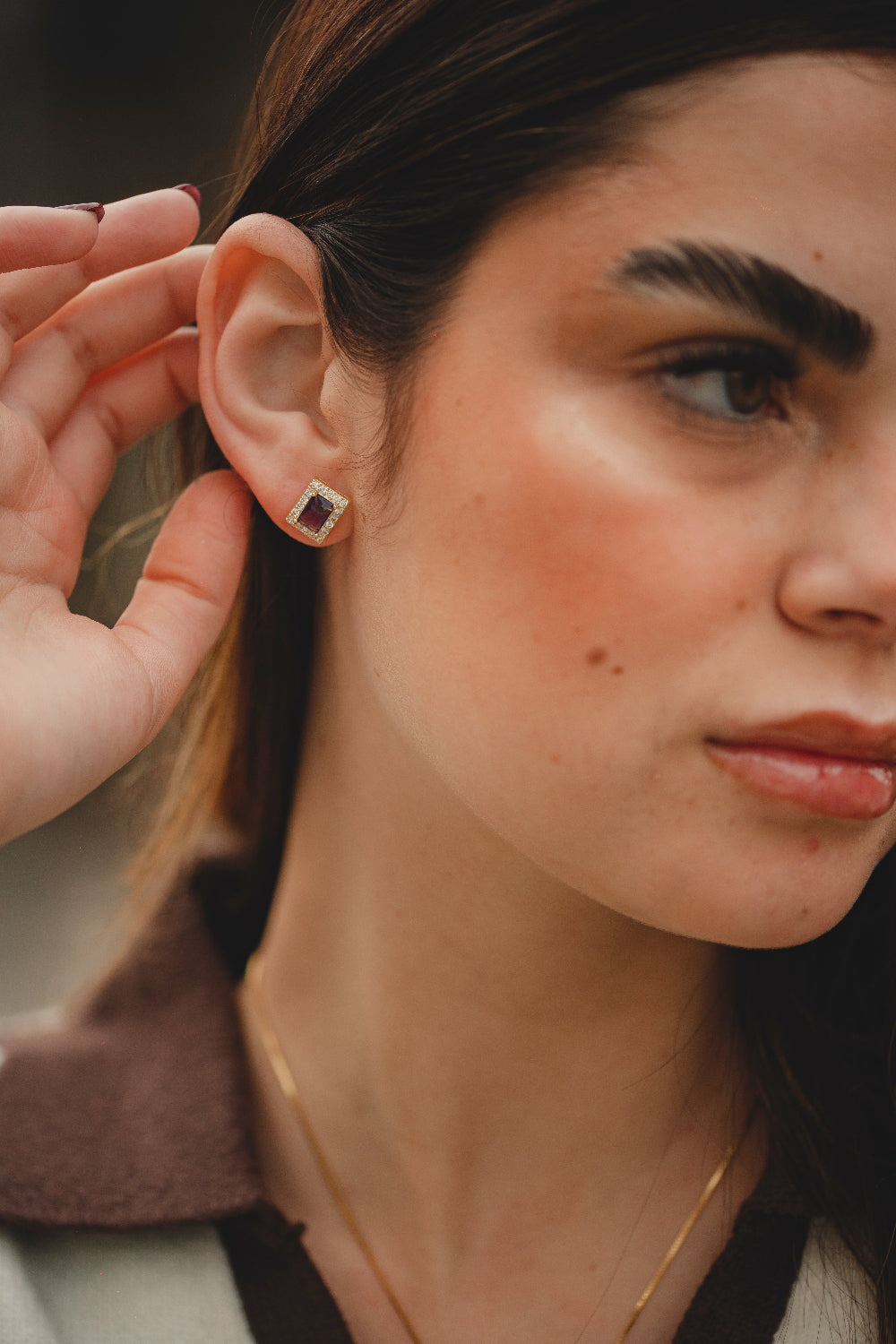BRINCO RETANGULAR DELICADO COM ZIRCÔNIAS FOLHEADO A OURO 18K