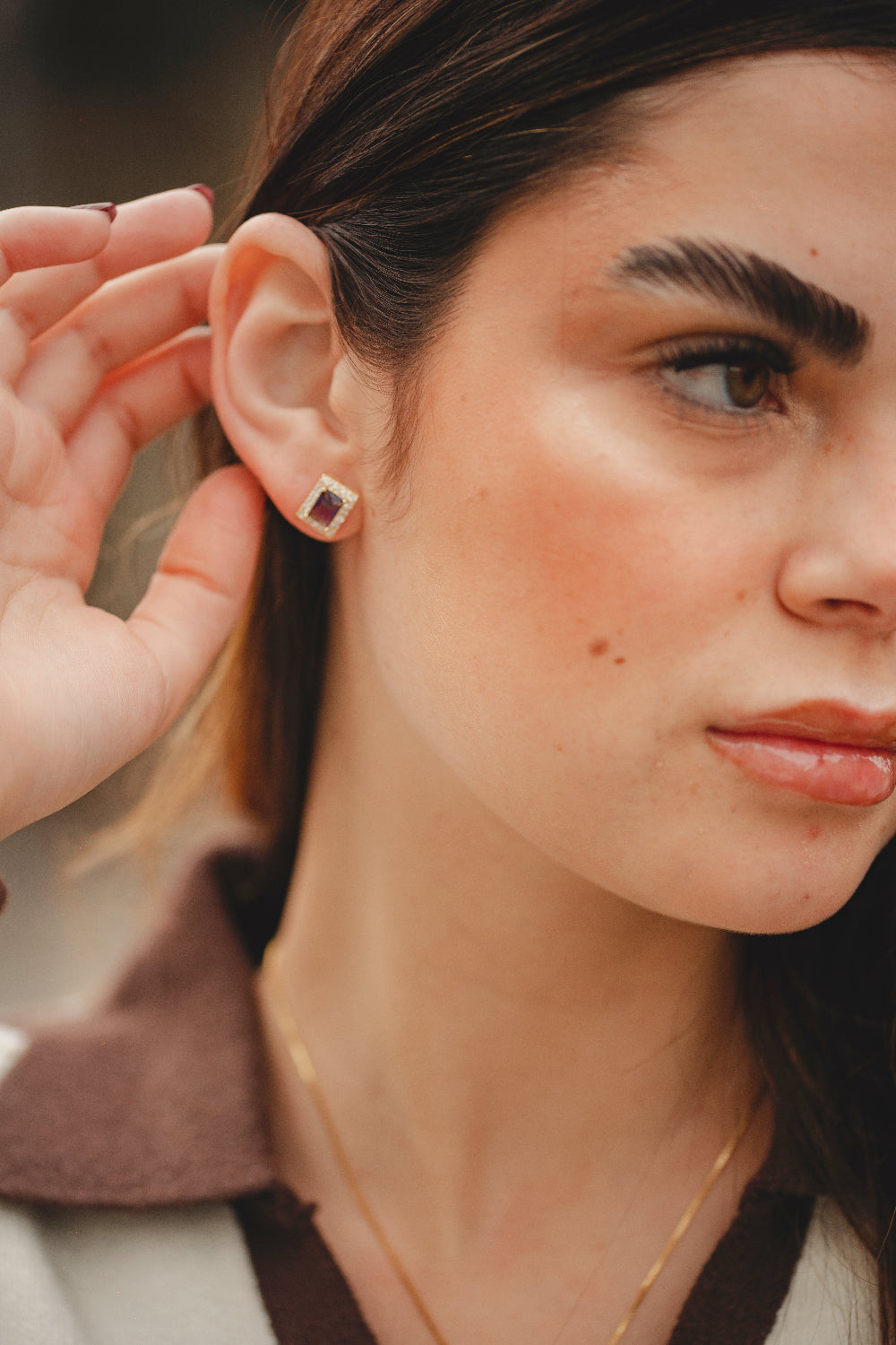 BRINCO RETANGULAR DELICADO COM ZIRCÔNIAS FOLHEADO A OURO 18K