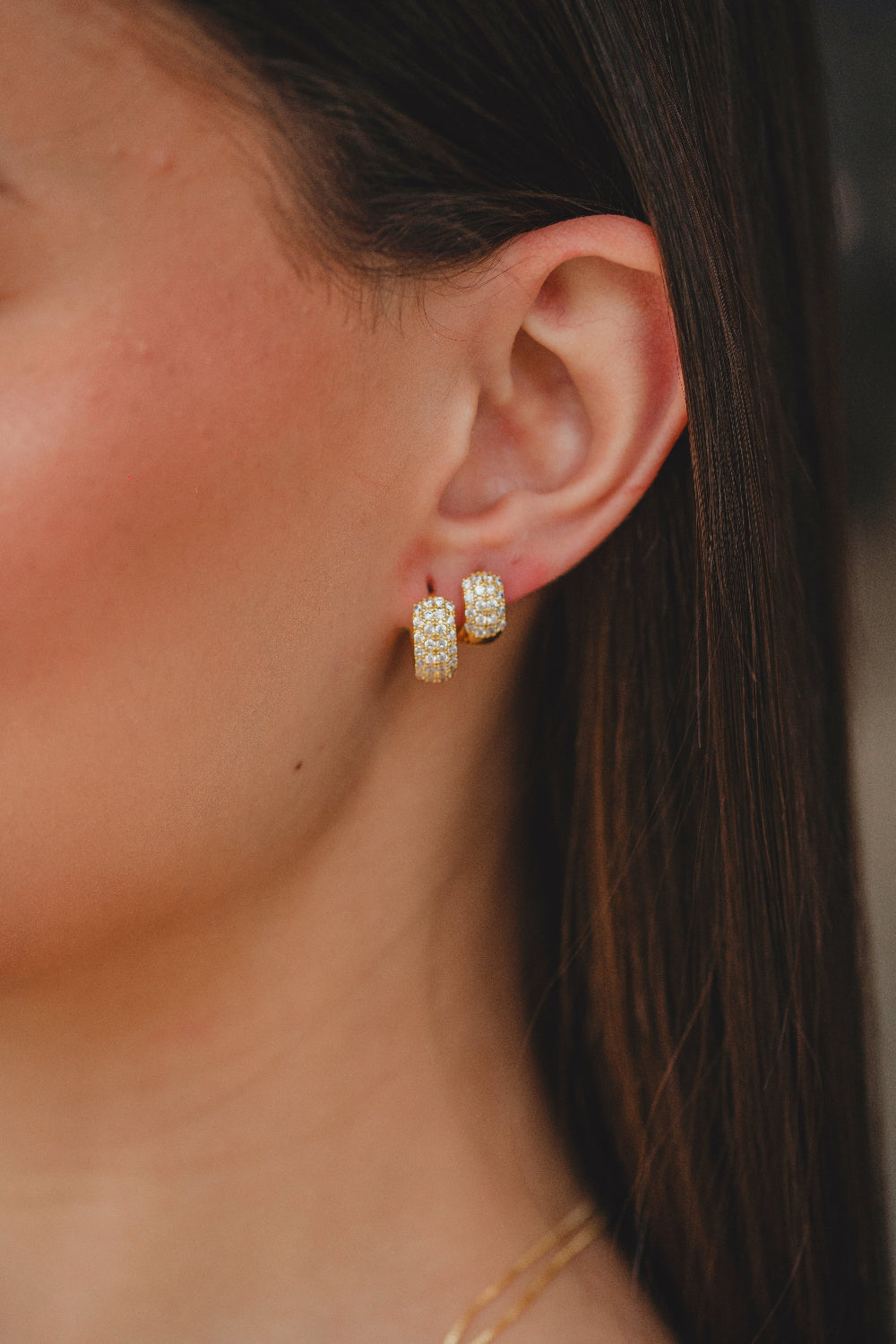 BRINCO ARGOLA CRAVEJADA M FOLHEADO A OURO 18K