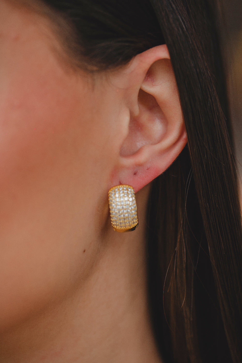 BRINCO ARGOLA REPLETA EM ZIRCÔNIAS G FOLHEADO A OURO 18K